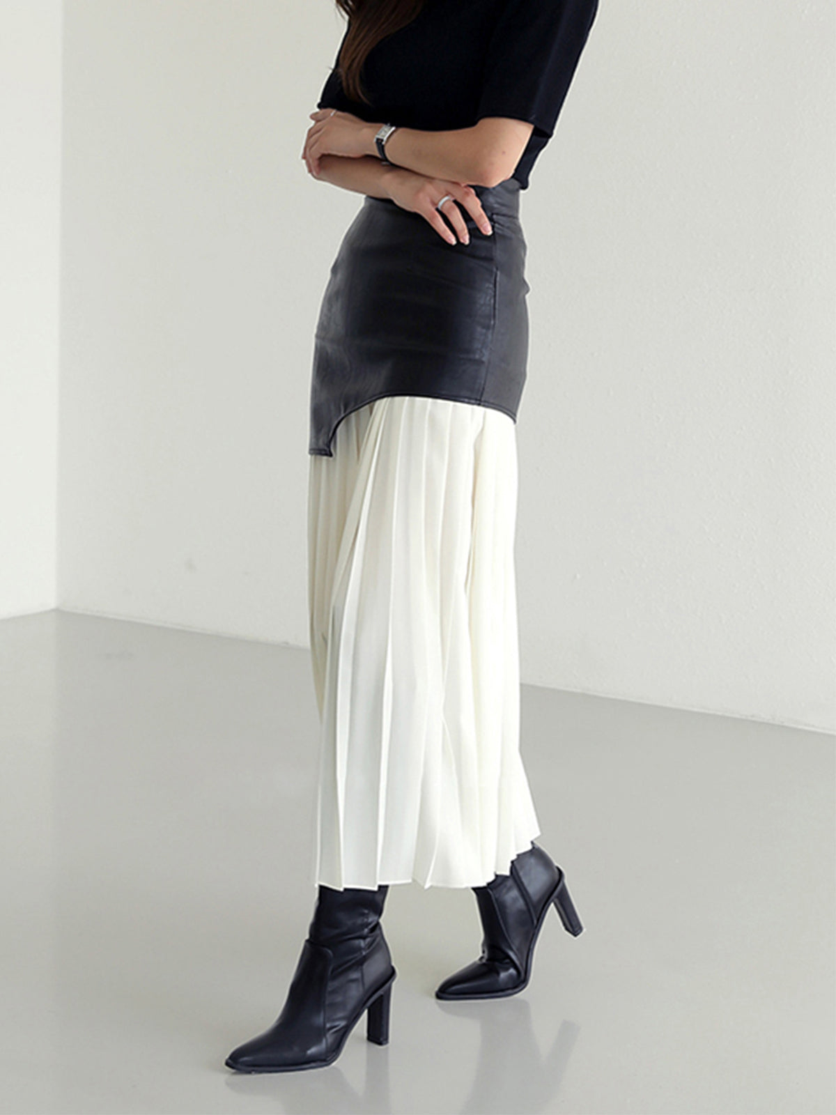 Deze unieke rok combineert de stoere uitstraling van leer met de luchtige elegantie van chiffon, waardoor een opvallende en modieuze look ontstaat.