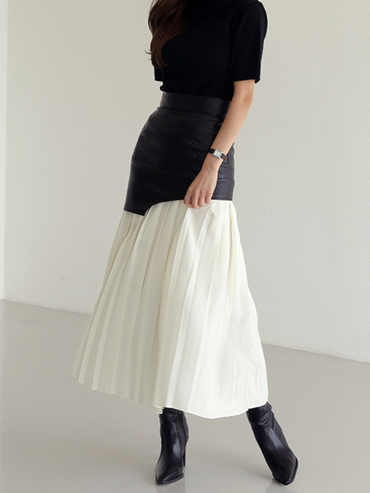 Deze unieke rok combineert de stoere uitstraling van leer met de luchtige elegantie van chiffon, waardoor een opvallende en modieuze look ontstaat.