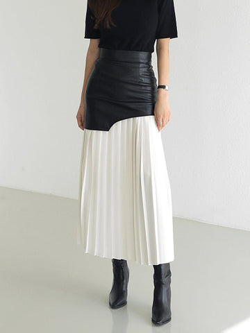Deze unieke rok combineert de stoere uitstraling van leer met de luchtige elegantie van chiffon, waardoor een opvallende en modieuze look ontstaat.