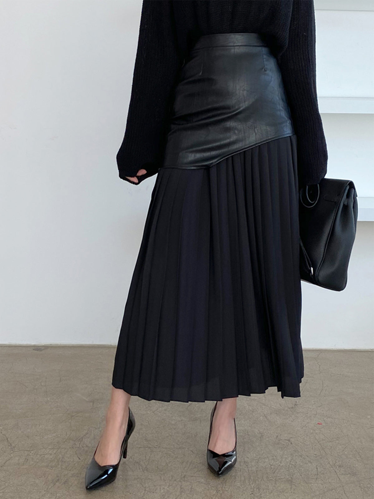 Deze unieke rok combineert de stoere uitstraling van leer met de luchtige elegantie van chiffon, waardoor een opvallende en modieuze look ontstaat.