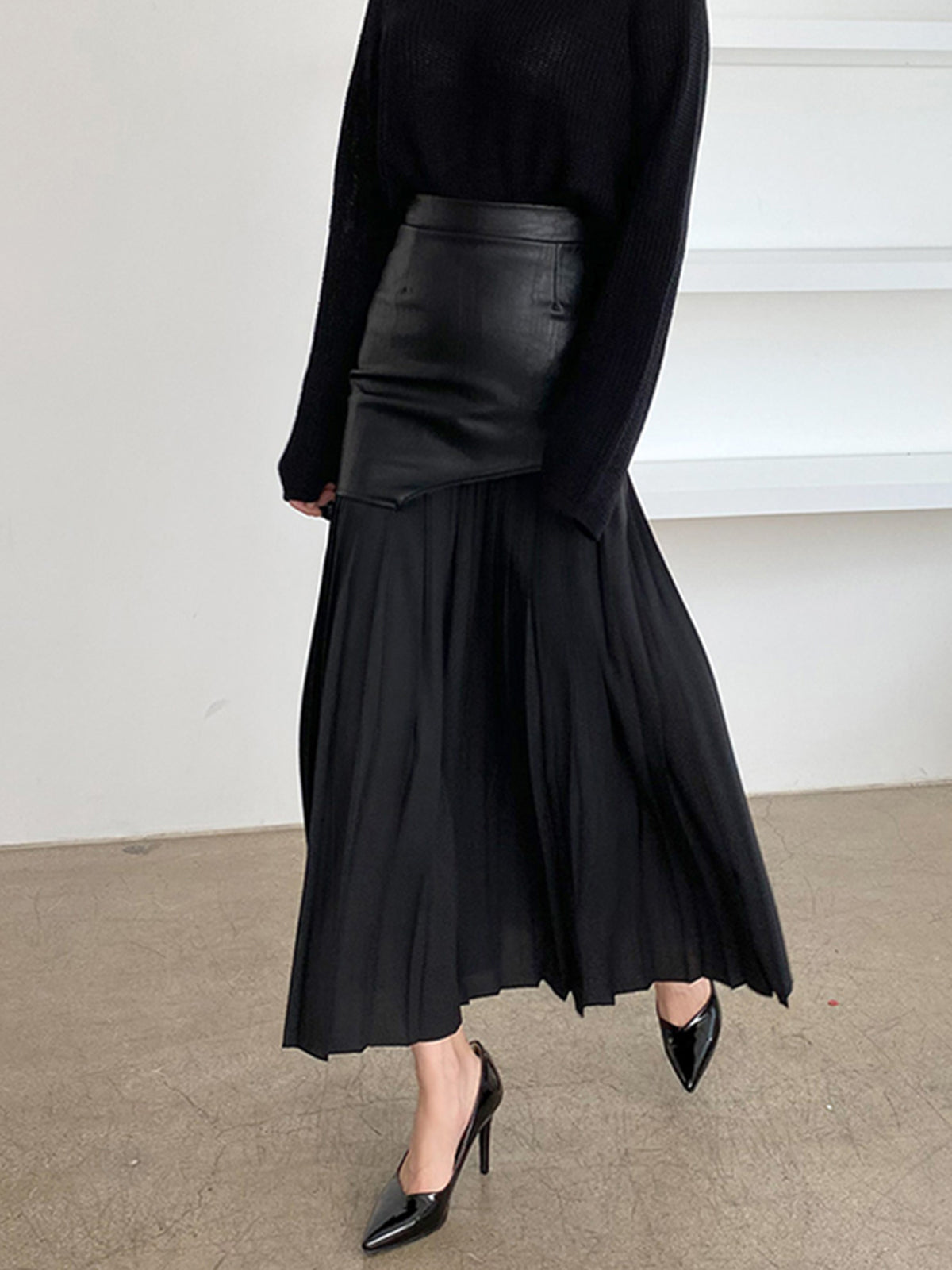 Deze unieke rok combineert de stoere uitstraling van leer met de luchtige elegantie van chiffon, waardoor een opvallende en modieuze look ontstaat.