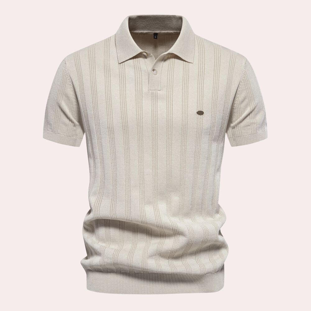 Beige herenpolo met korte mouwen, gestreept patroon en kraag. Stijlvolle zomermode, perfect voor casual en formele gelegenheden.