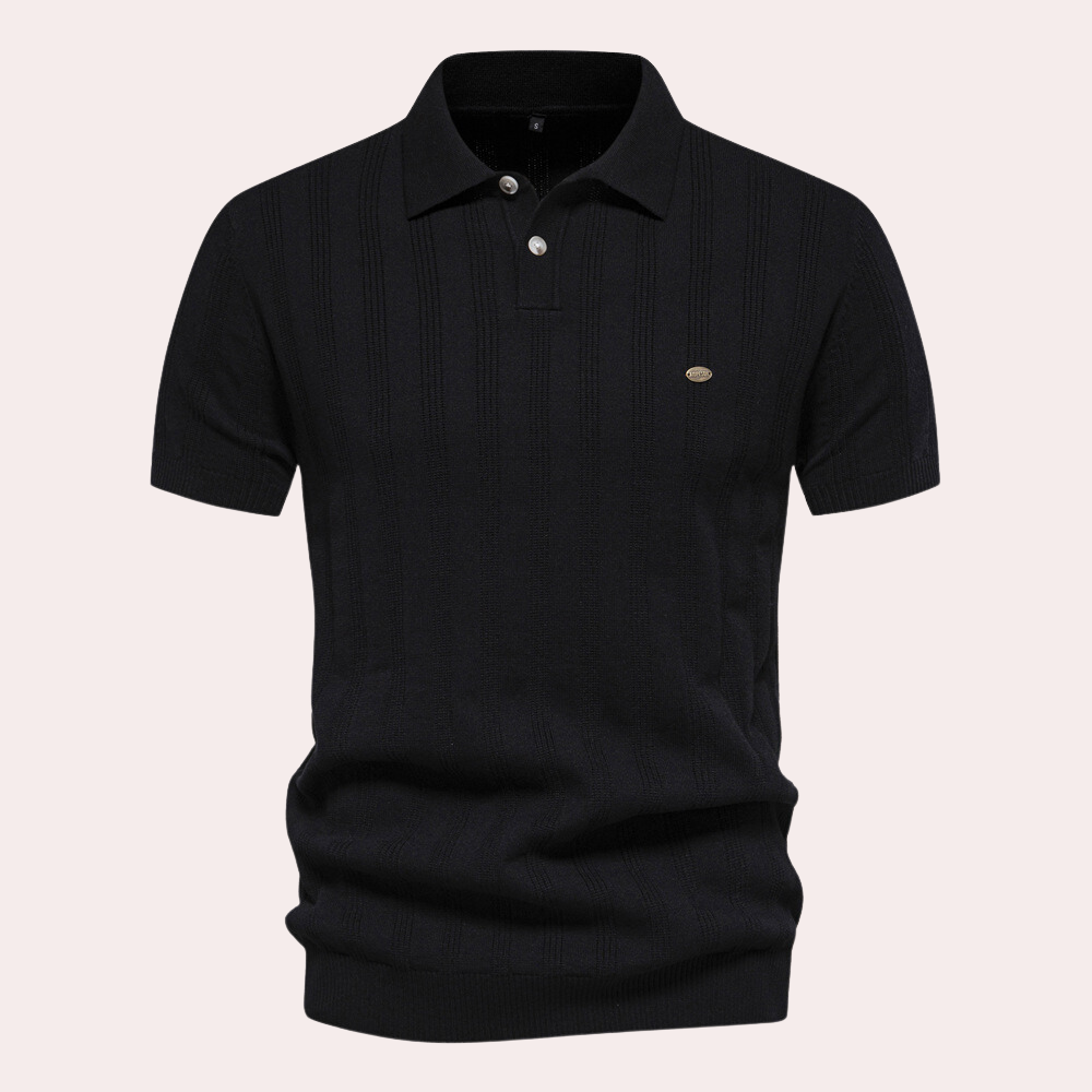 Zwarte polo met korte mouwen, knoopsluiting en subtiel logo op de borst. Stijlvolle herenkleding, perfect voor casual en formele gelegenheden.