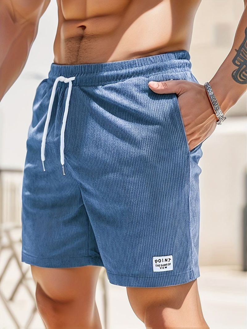Deze shorts combineren een tijdloos ontwerp met de duurzaamheid en het comfort van corduroy stof, waardoor ze een essentieel onderdeel worden van je zomergarderobe.
