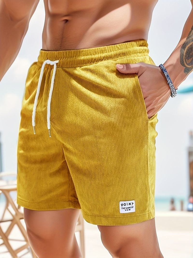 Deze shorts combineren een tijdloos ontwerp met de duurzaamheid en het comfort van corduroy stof, waardoor ze een essentieel onderdeel worden van je zomergarderobe.
