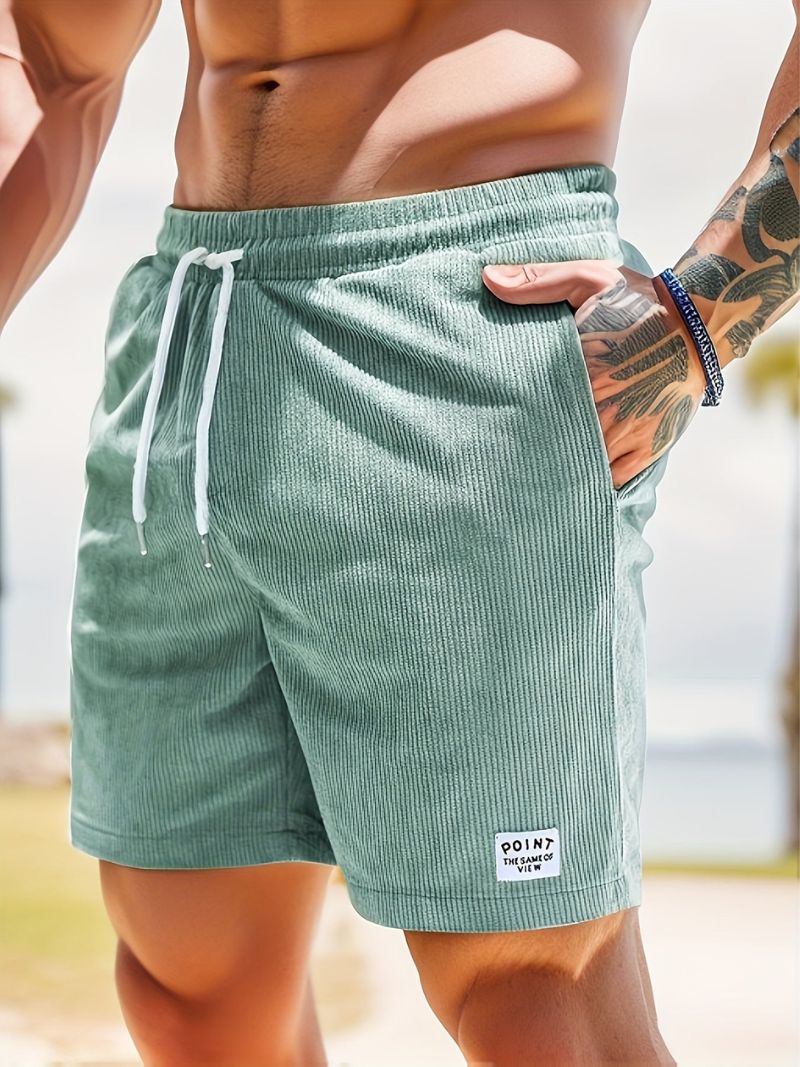 Deze shorts combineren een tijdloos ontwerp met de duurzaamheid en het comfort van corduroy stof, waardoor ze een essentieel onderdeel worden van je zomergarderobe.