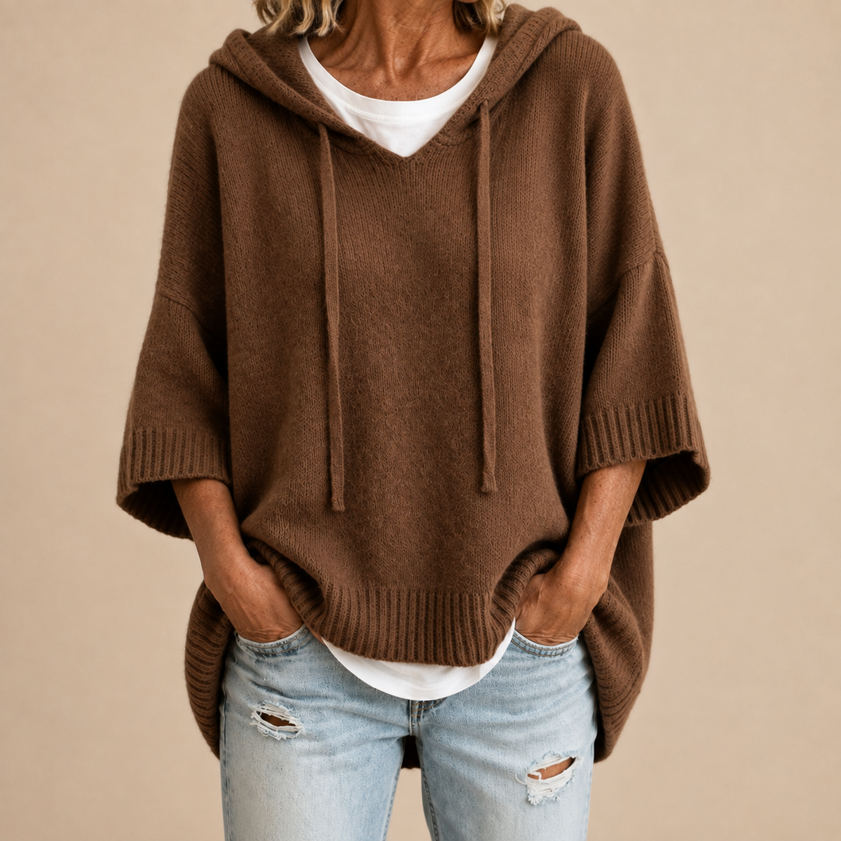 Gebreide poncho met capuchon en driekwartmouwen