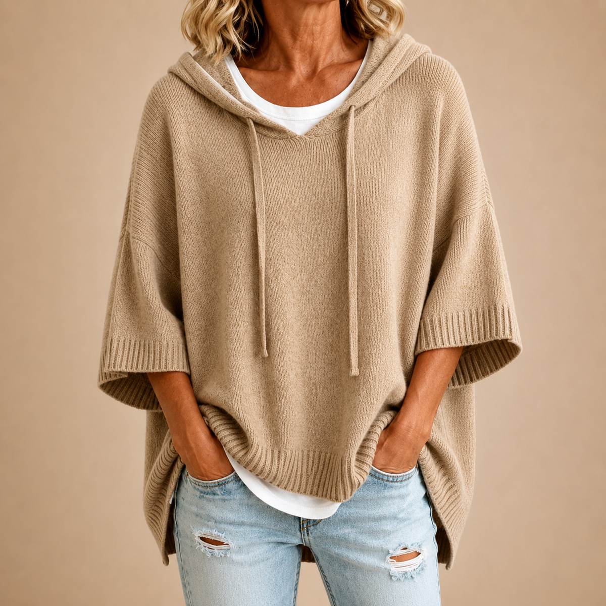 Gebreide poncho met capuchon en driekwartmouwen
