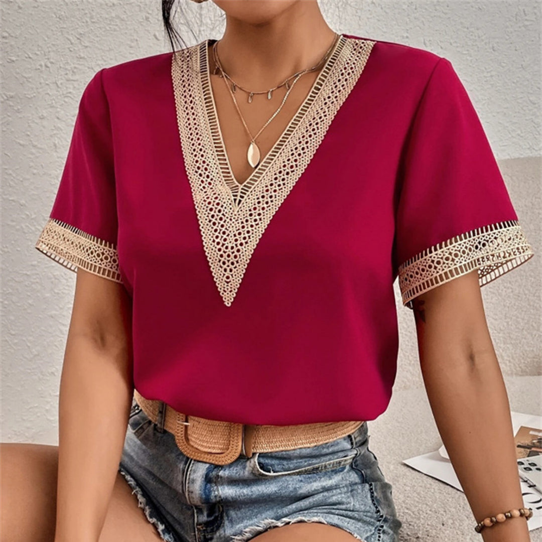 Molly – Slim Fit T-Shirt met Kanten V-Hals voor Dames