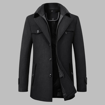 Zwarte heren winterjas met knopen en rits, stijlvolle kraag, lange mouwen, en zakken. Perfect voor koude seizoenen. Wintermode, herenkleding.