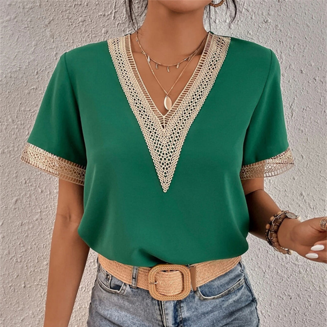 Molly – Slim Fit T-Shirt met Kanten V-Hals voor Dames