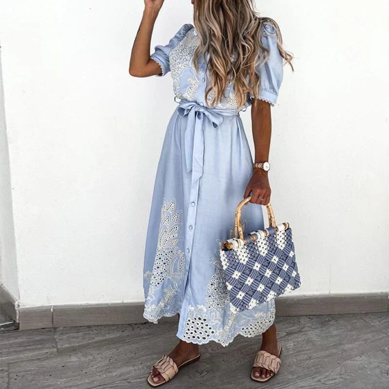 Dames geborduurde blauwe jurk met elegante details