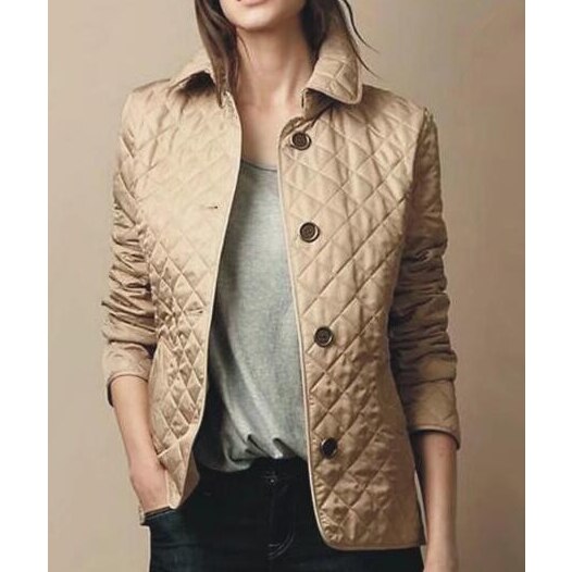 Dit jasje, ideaal voor zomerse dagen, combineert een elegant design met functionele details, waardoor het een must-have item is voor elke modebewuste vrouw.