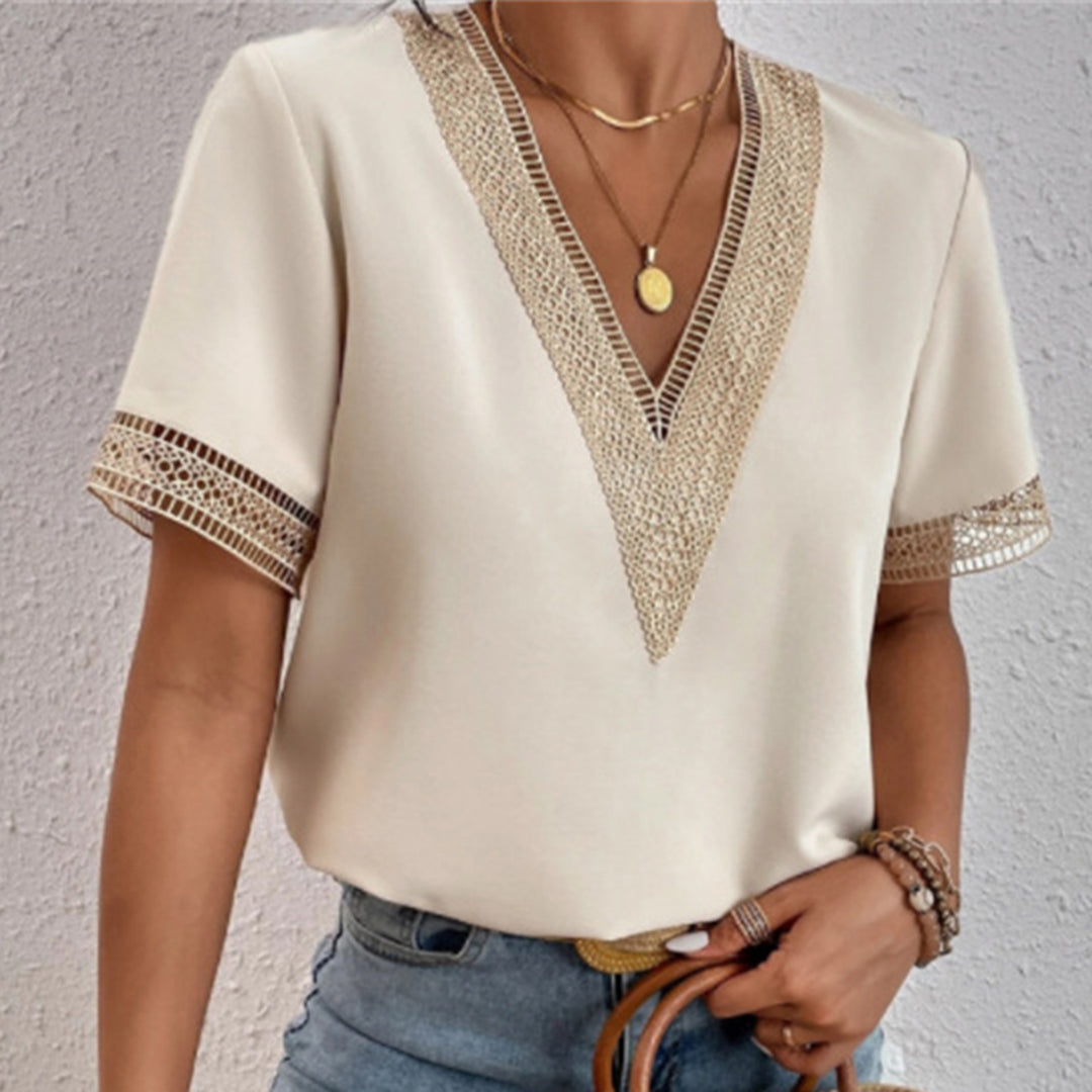 Molly – Slim Fit T-Shirt met Kanten V-Hals voor Dames