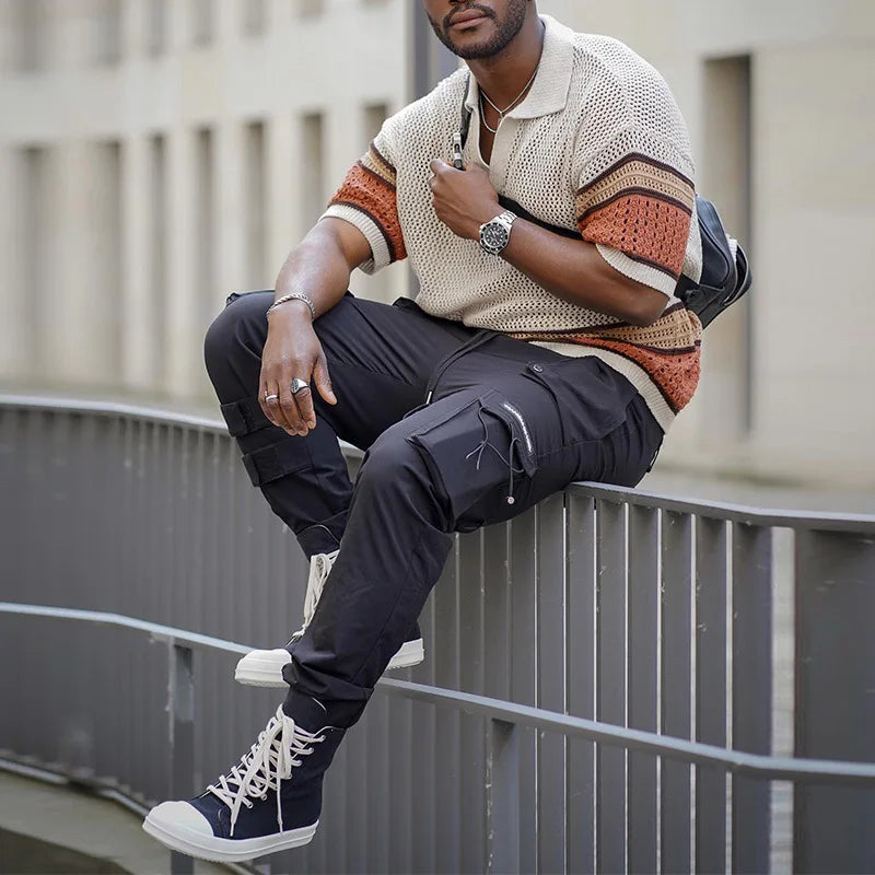 Dit poloshirt combineert de klassieke uitstraling van een polo met de ademende en lichte eigenschappen van gebreid materiaal, waardoor het perfect is voor warme dagen.