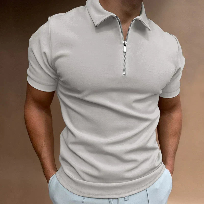 Deze polo combineert moeiteloos een sportieve uitstraling met het gemak van een ritssluiting, waardoor het een essentieel kledingstuk is voor elke moderne man.