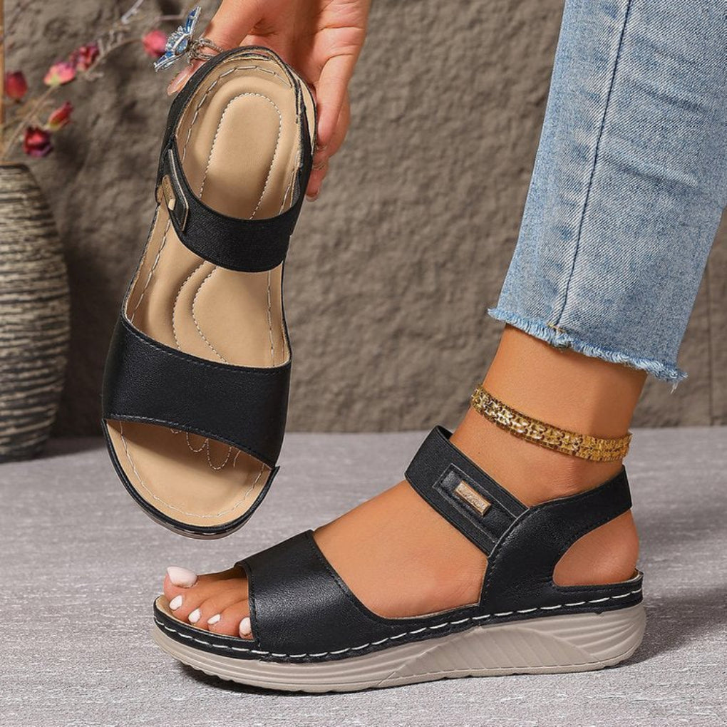Lichtgewicht sandalen met sleehak voor de hele dag