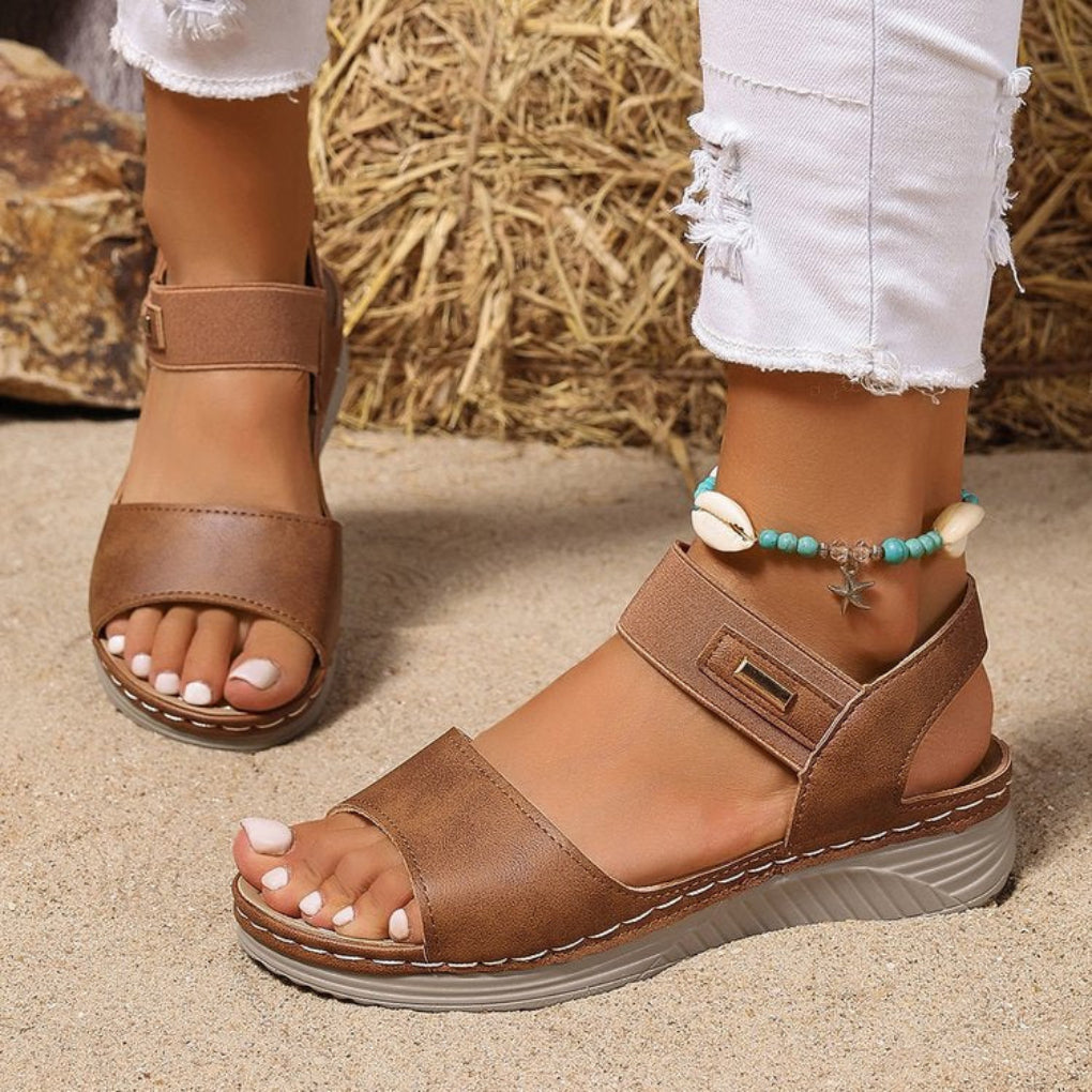 Lichtgewicht sandalen met sleehak voor de hele dag