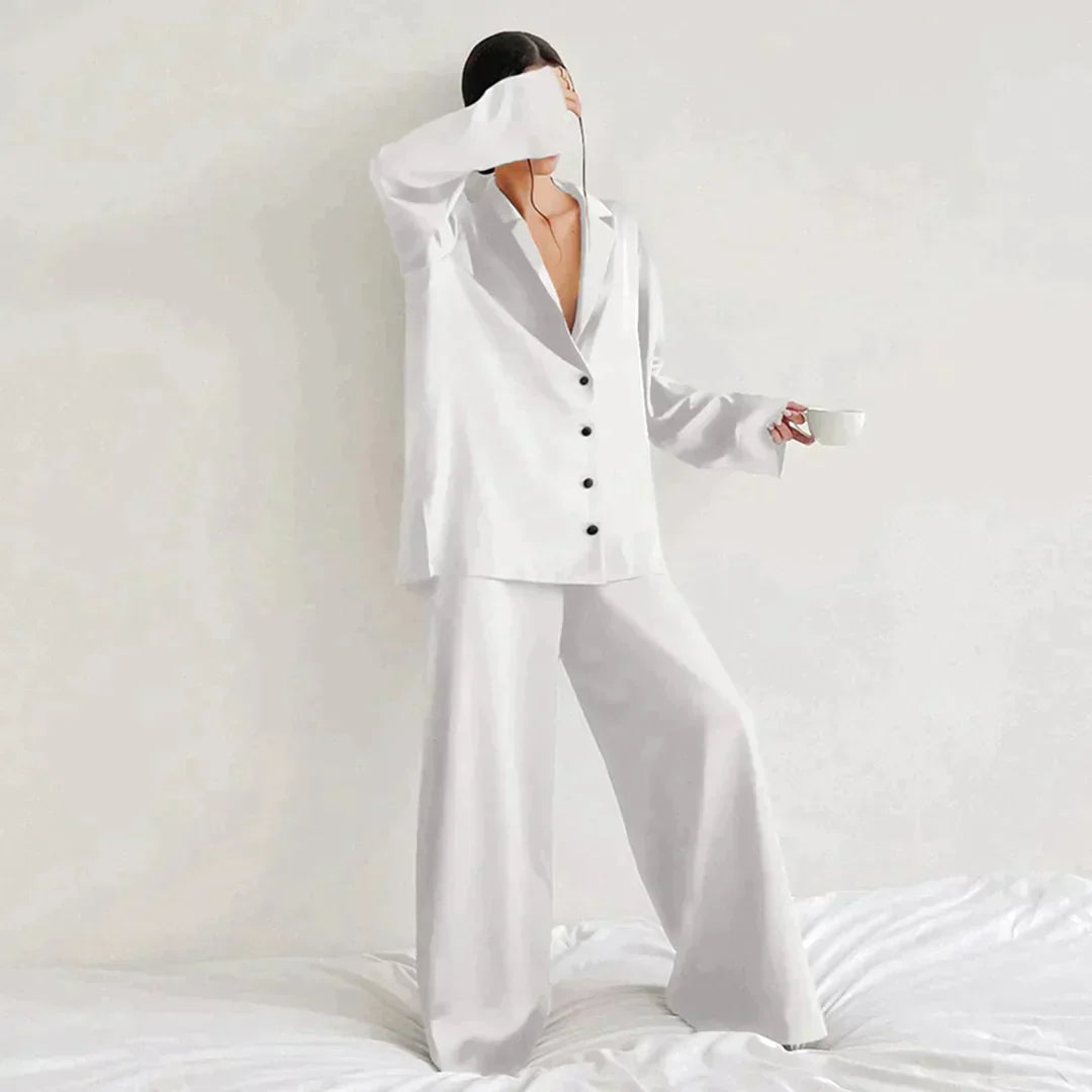 Model draagt Satijnen Pyjama Set Met Knoopsluiting Dames Wit