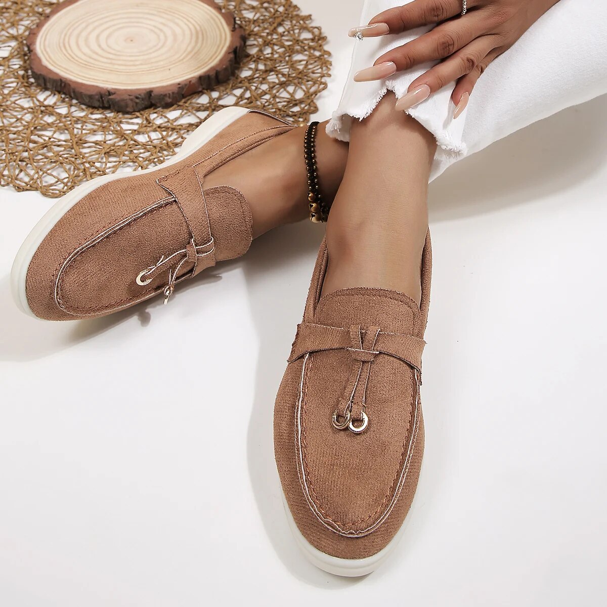Bruine leren loafers voor dames, slip-on stijl, hoge kwaliteit, geschikt voor lente en herfst. Casual en comfortabel, perfect voor dagelijks gebruik.