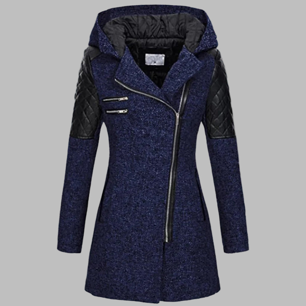 Blauwe dames winterjas met capuchon, asymmetrische rits en gewatteerde zwarte schouderstukken. Stijlvolle en warme jas voor koude dagen.