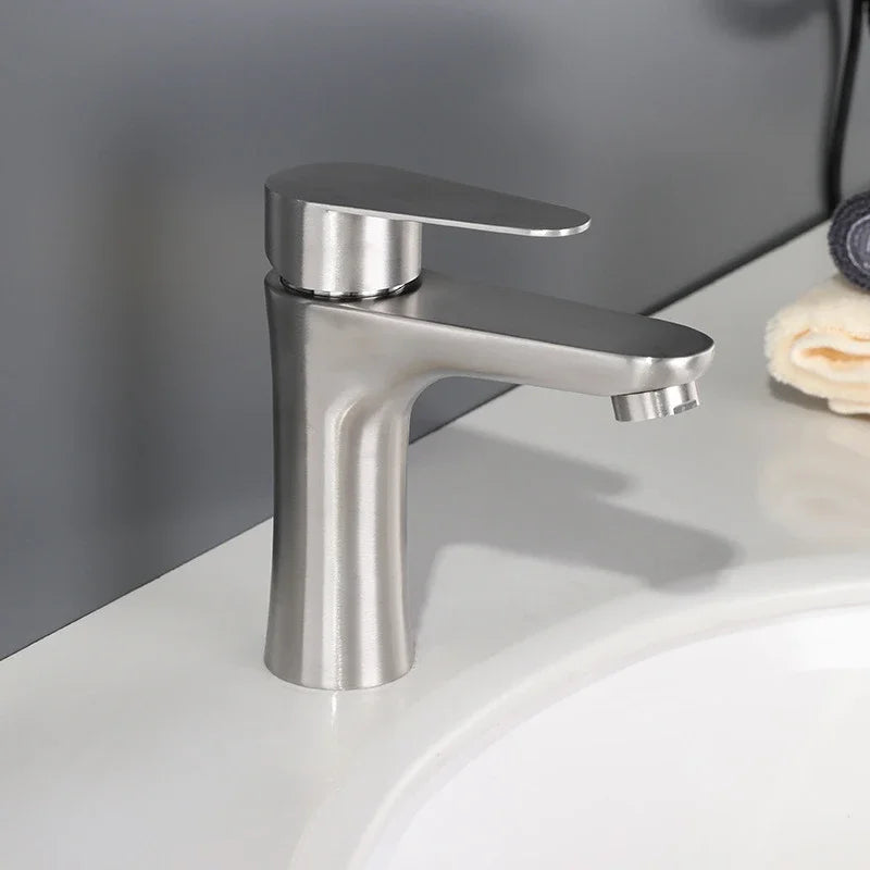 Roestvrijstalen wastafelkraan met eenhendelmengkraan – Modern design voor badkamer & wastafel