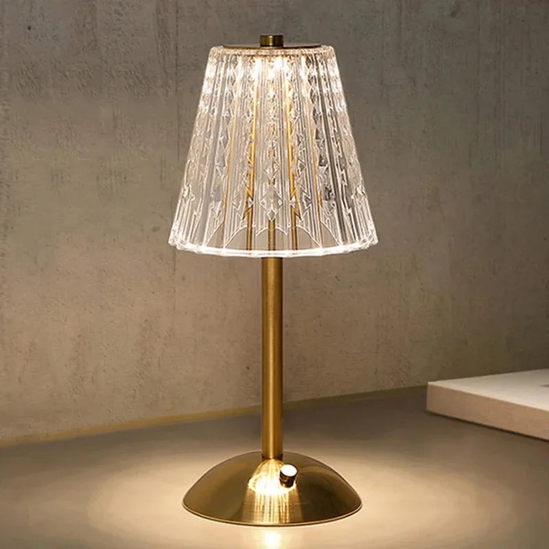 Elegante LED tafellamp met kristallen lampenkap en gouden afwerking – touchbediening