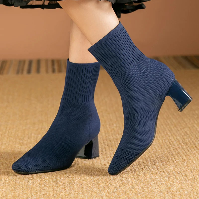 Donkerblauwe enkellaarsjes met blokhak en geribbelde schacht, stijlvolle damesmode, comfortabele pasvorm, trendy schoenen voor herfst en winter.