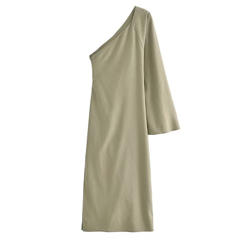 Deze jurk combineert een verleidelijk open schouderontwerp met een flatterende midi-lengte, perfect voor warme dagen en avonden.