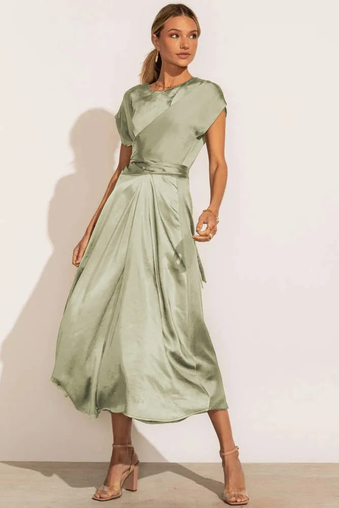 Elegante Satijnen Avondjurk met Drape en Ceintuur