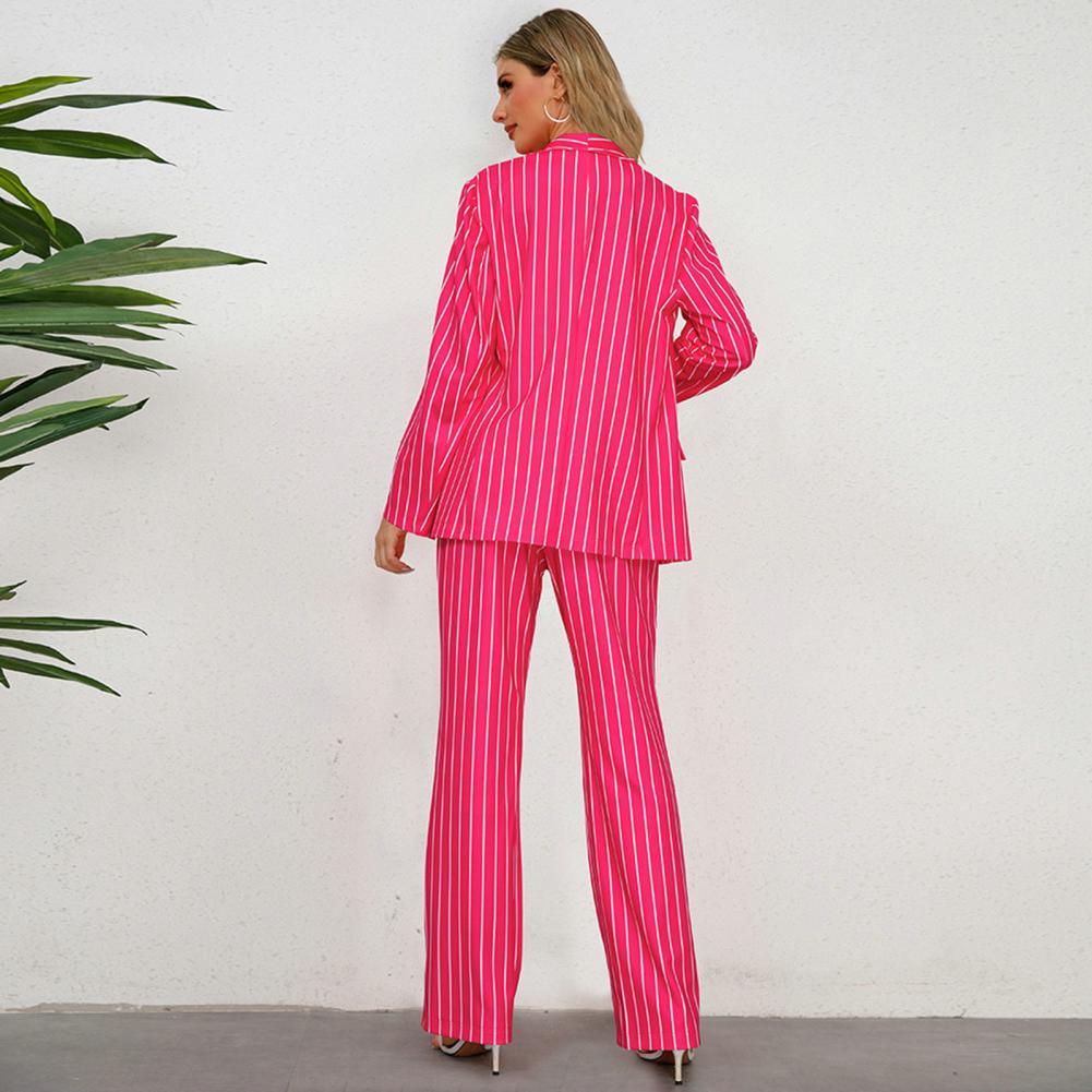 Deze modieuze set combineert een verfijnde blazer met een bijpassende broek of rok, waardoor je er altijd elegant en samenhangend uitziet.