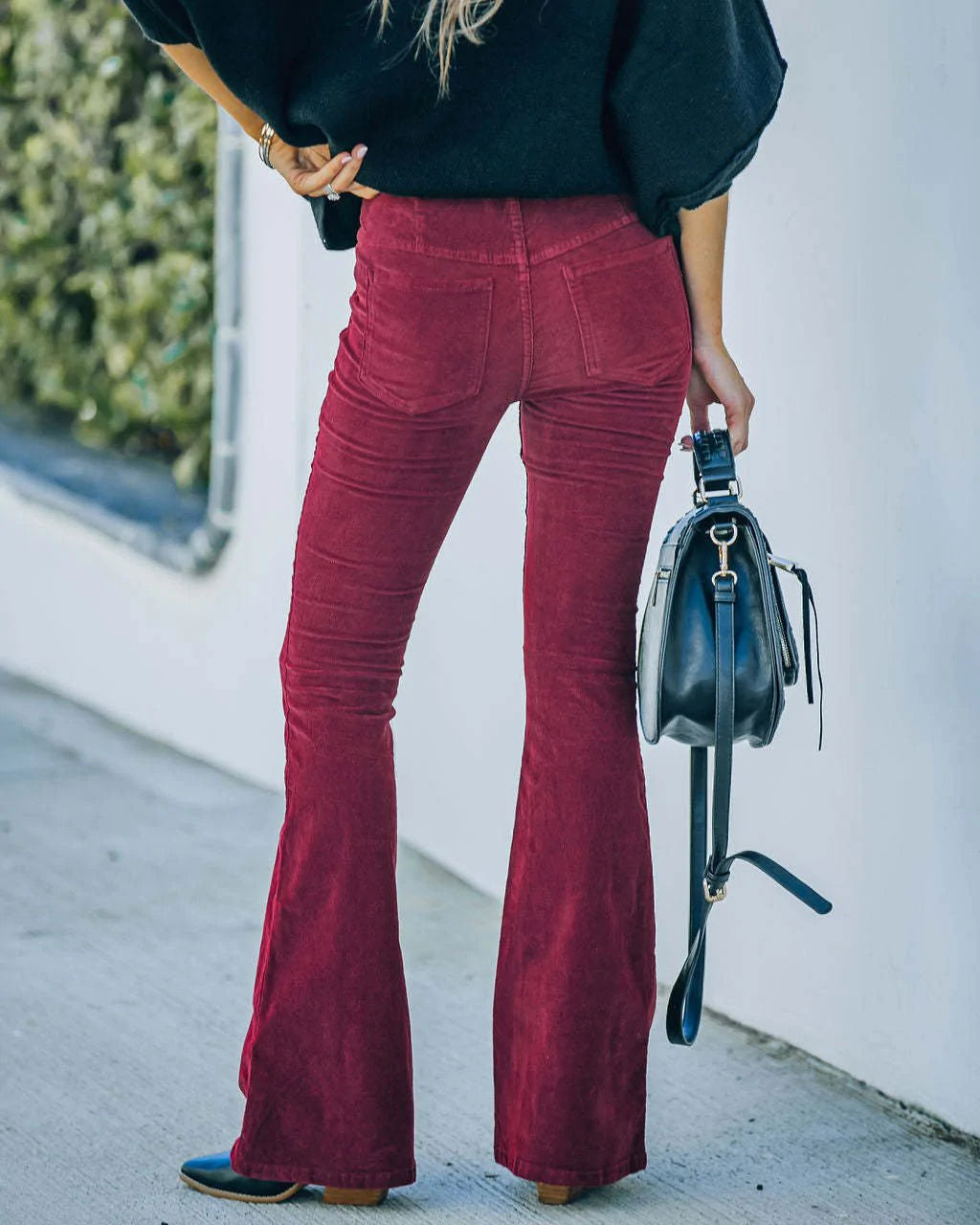 Achterkant rode flare pants voor dames
