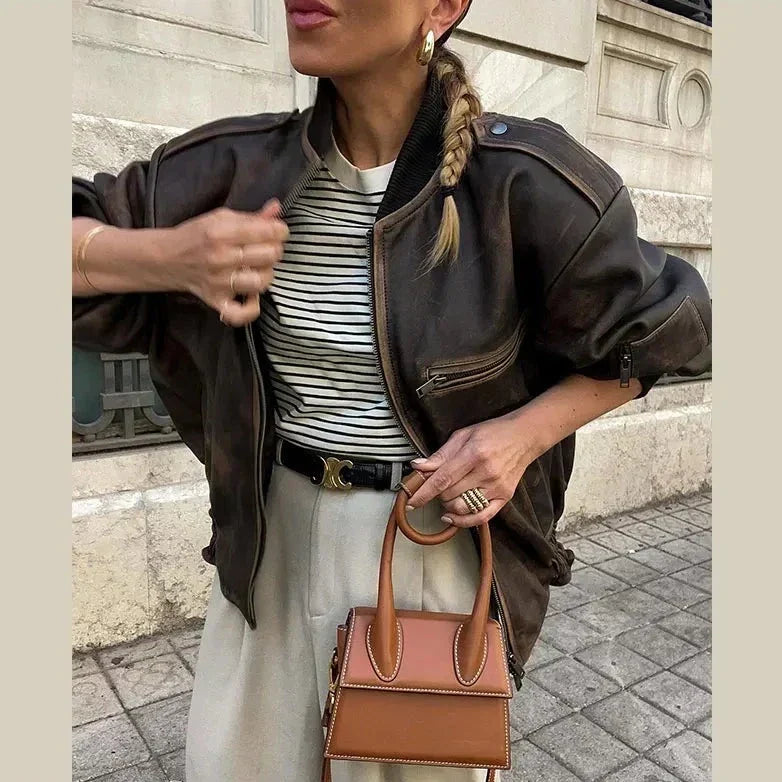 Perfect voor die frisse zomeravonden en moeiteloos te combineren met elke outfit, dit jasje is een must-have voor elke modebewuste vrouw.