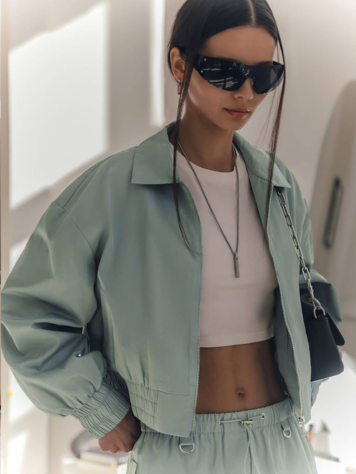 Dit veelzijdige zomerjasje combineert trendy design met ultiem comfort, waardoor het perfect is voor zowel casual als chique outfits.