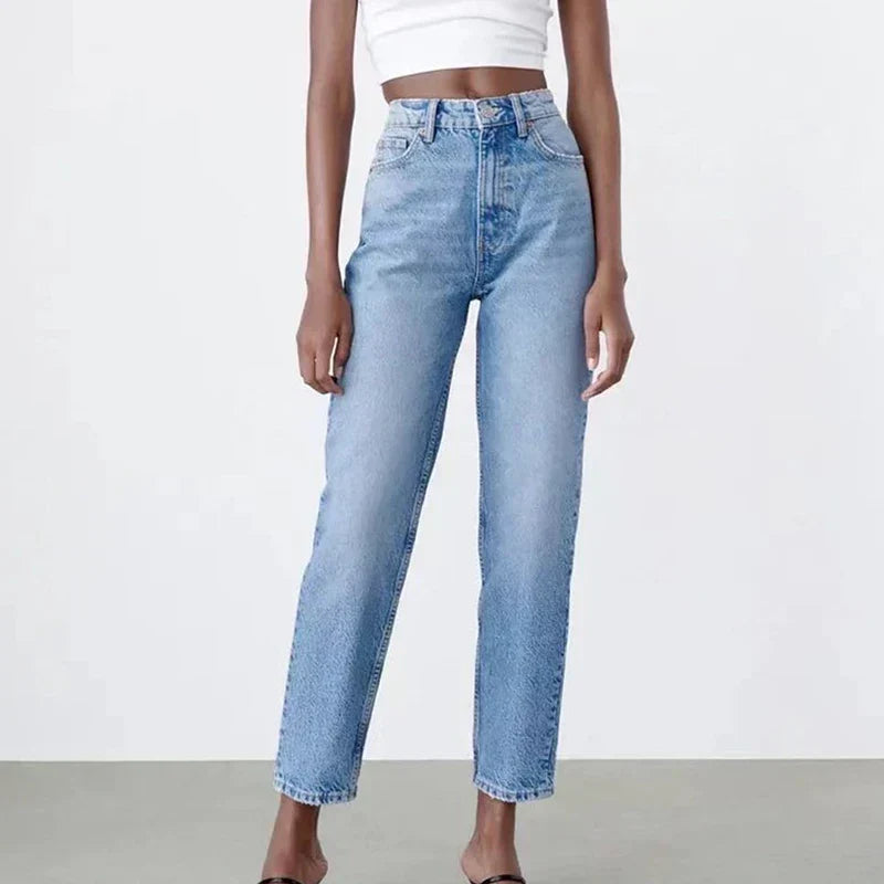 Deze jeans combineren moeiteloos mode met functionaliteit, waardoor ze een must-have zijn voor elke vrouwelijke garderobe.