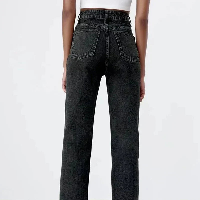Deze jeans combineren moeiteloos mode met functionaliteit, waardoor ze een must-have zijn voor elke vrouwelijke garderobe.