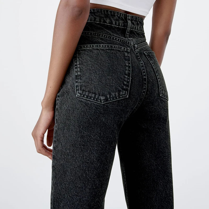 Deze jeans combineren moeiteloos mode met functionaliteit, waardoor ze een must-have zijn voor elke vrouwelijke garderobe.