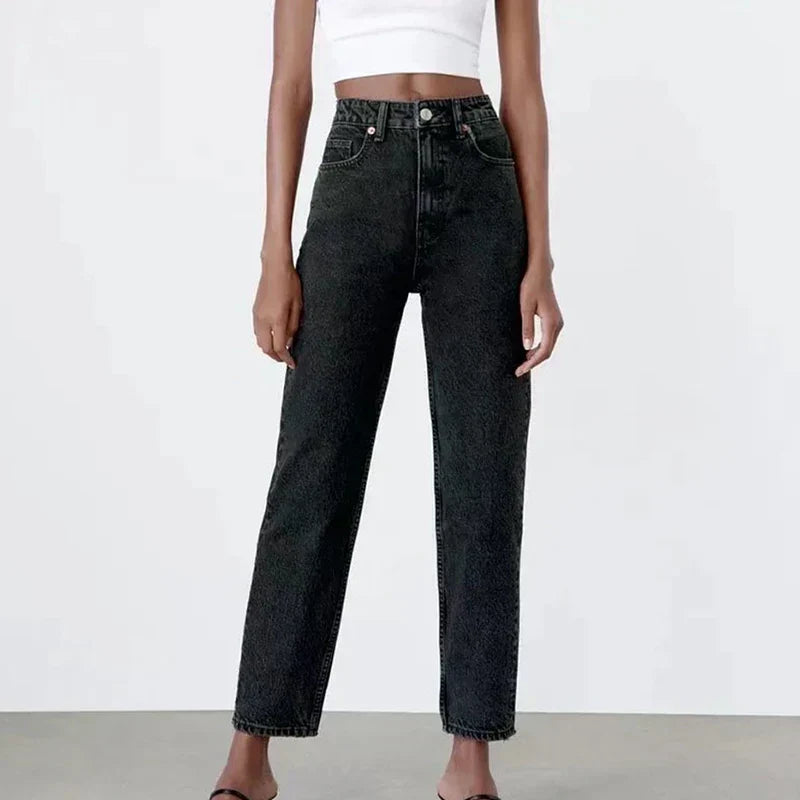 Deze jeans combineren moeiteloos mode met functionaliteit, waardoor ze een must-have zijn voor elke vrouwelijke garderobe.