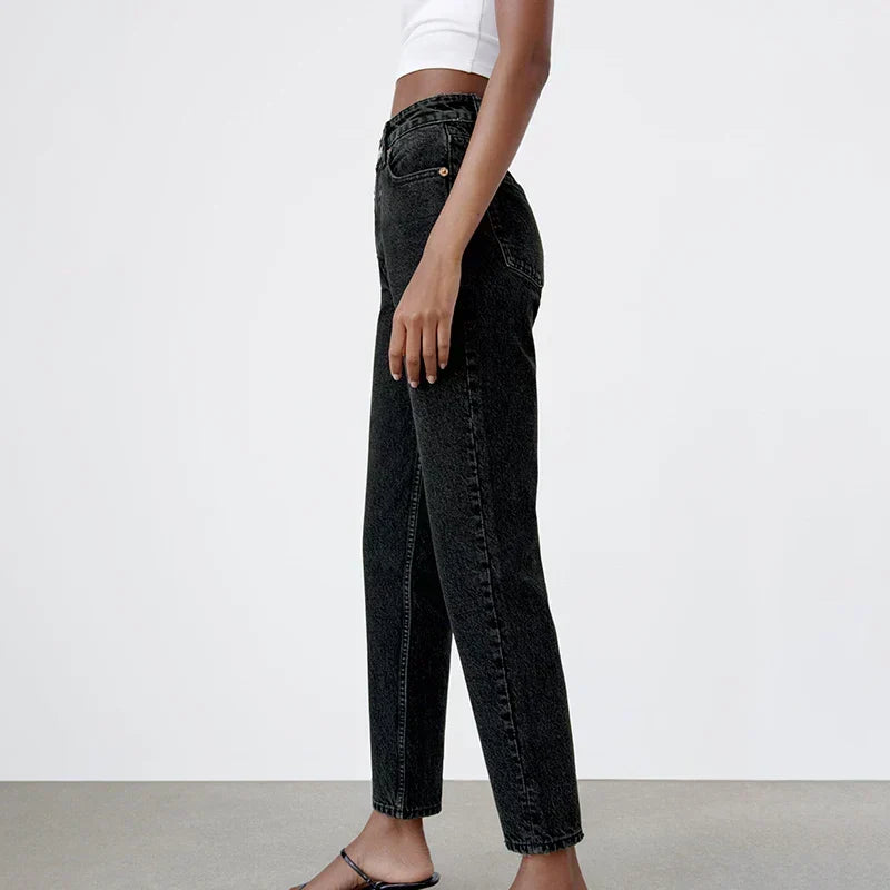 Deze jeans combineren moeiteloos mode met functionaliteit, waardoor ze een must-have zijn voor elke vrouwelijke garderobe.