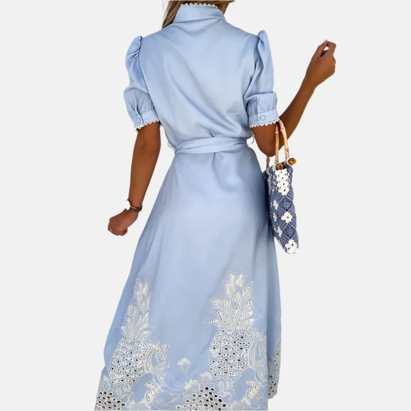 Dames geborduurde blauwe jurk met elegante details