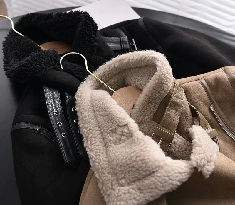 Walnuss braun und perle schwarz edge lederjacke beide auf kleiderbügeln ausgestellt