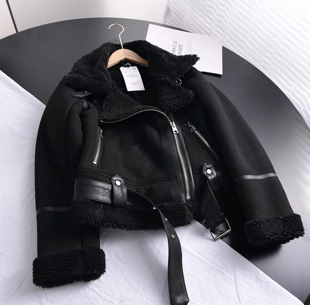 Perle schwarz edge lederjacke an einem kleiderbügel