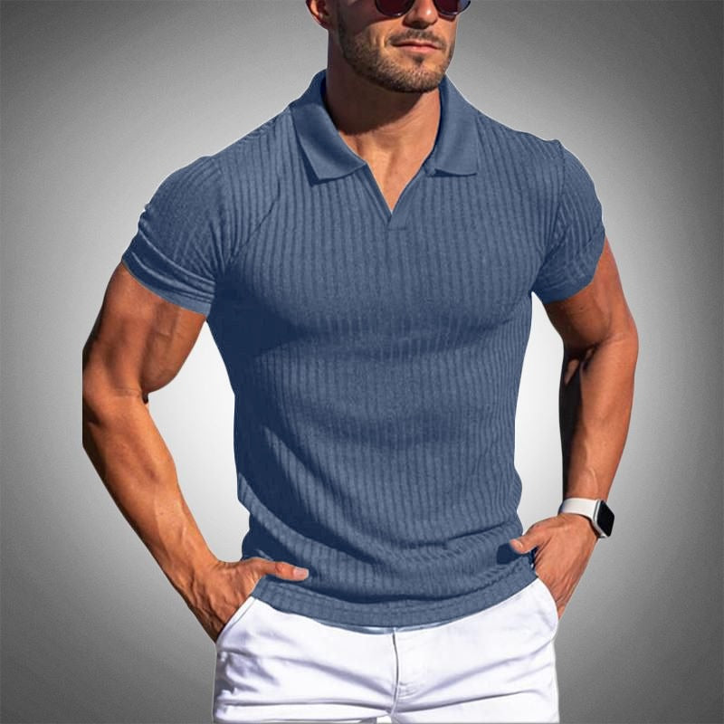 Deze polo, ontworpen voor de moderne man, biedt een perfecte mix van stijl en comfort.