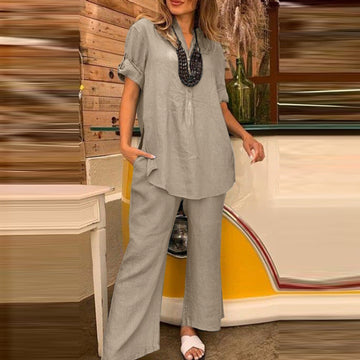 Met onze Blouse Met V-Hals & Comfortabele Broek Met Wijde Pijpen hoef je niet te kiezen tussen mode en comfort.