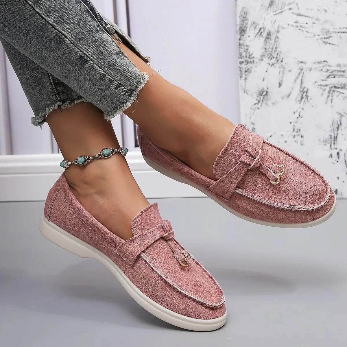 Roze dames loafers van kasjmier, slip-on stijl, casual lente-herfst schoenen. Comfortabele flats met hoge kwaliteit en modieuze uitstraling.
