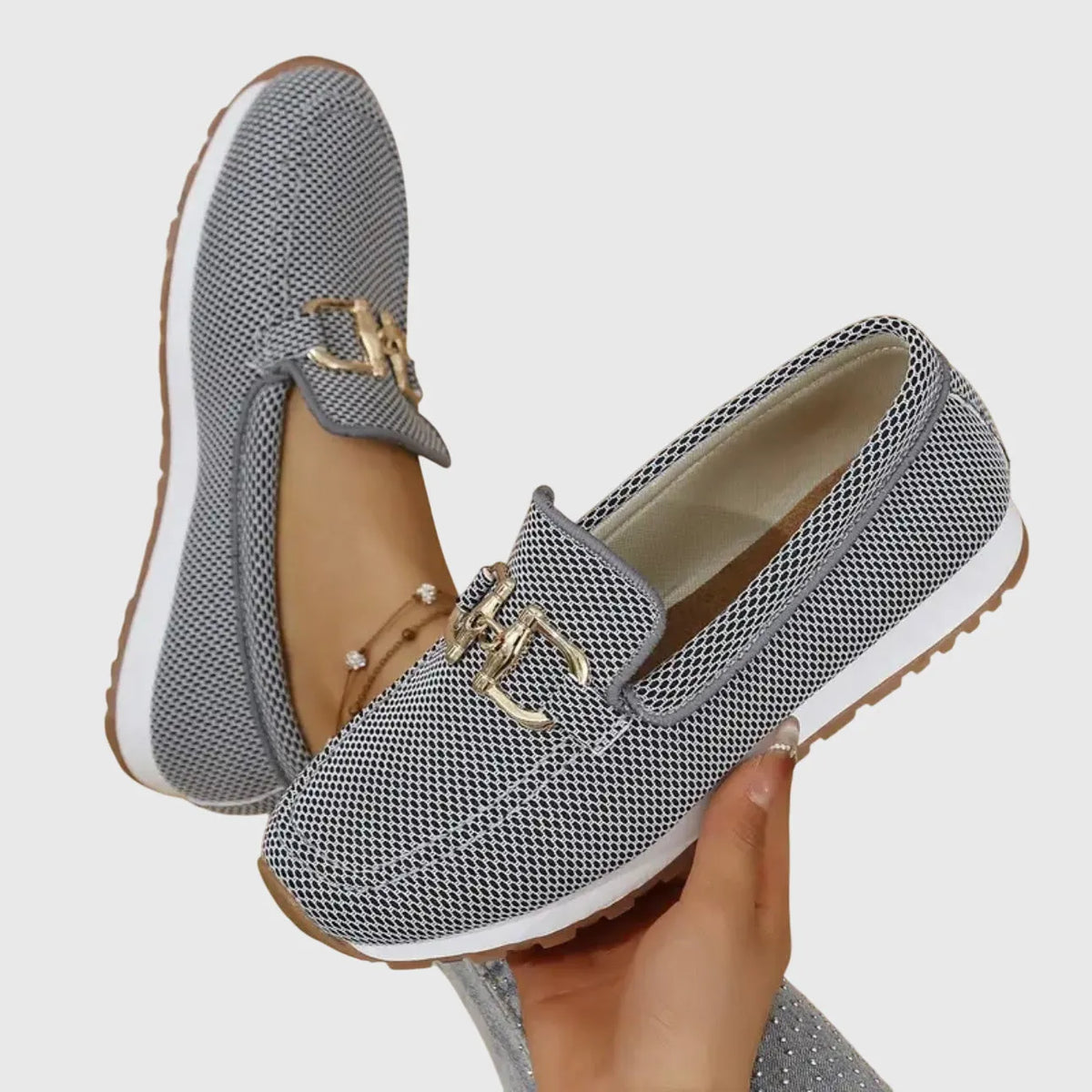 Andrina geweven damesloafers met kettingdetail