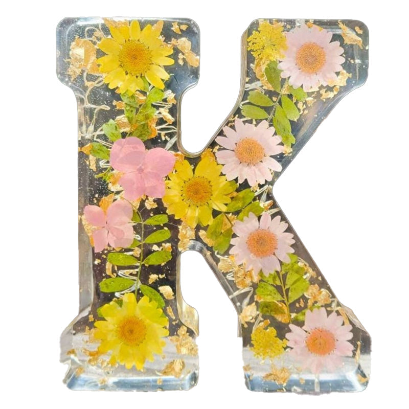 LumiFlair Nachtlampje met Initiaal en Bloemen | Gepersonaliseerd Licht in Hars met Zachte LED-verlichting