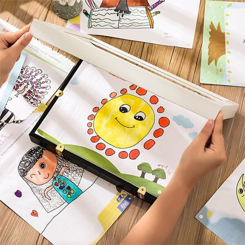 Kinderlijst met opklapbare opening voor A4-tekeningen, biedt plaats aan maximaal 150 stuks, MDF en gehard glas