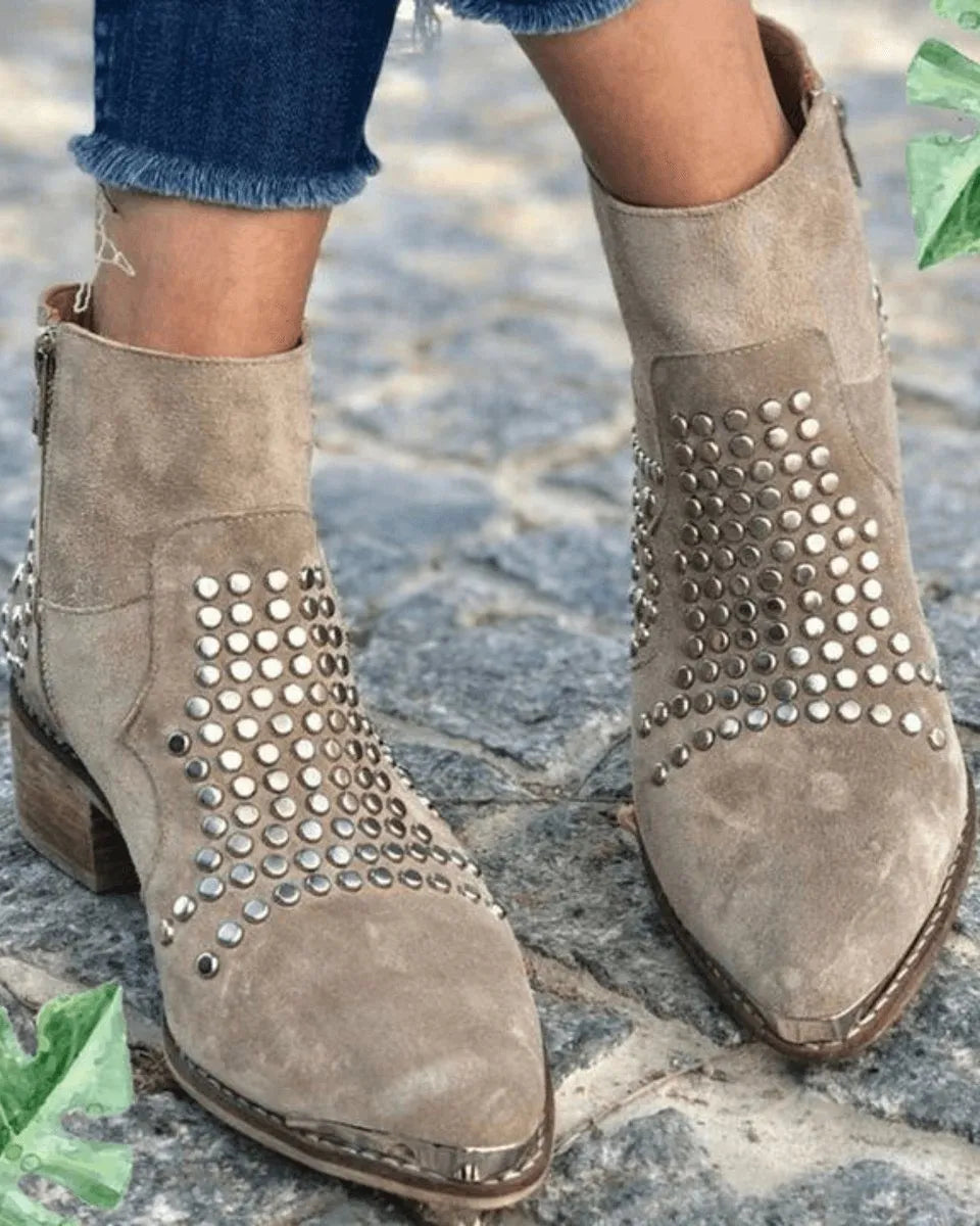 Benedetta suède damesenkellaarsjes met blokhak en studs