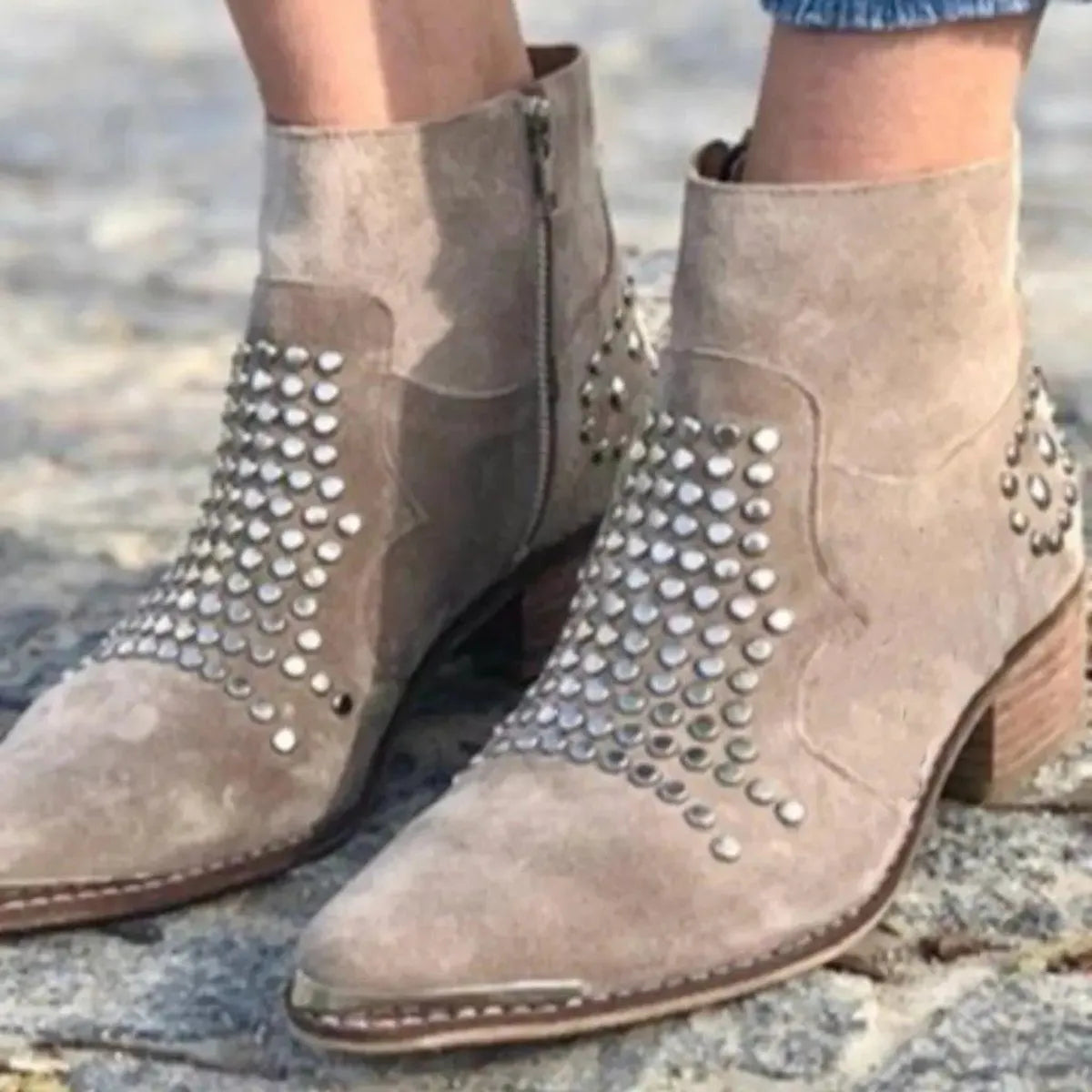 Benedetta suède damesenkellaarsjes met blokhak en studs